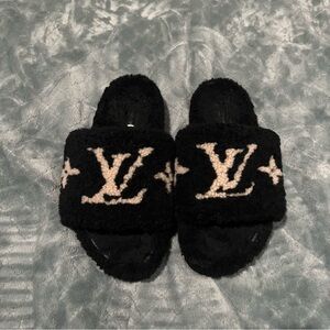 Louis Vuitton Shearling Slides Black Monogram‎ Paris Flagship Purchase SOLD OUT
